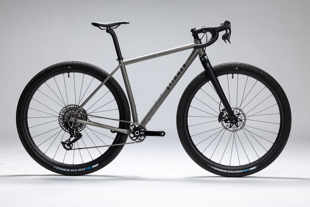 Stinner Refugio Podium Complete, Sram Rival/GX T-Type AXS, Black Logo 60
