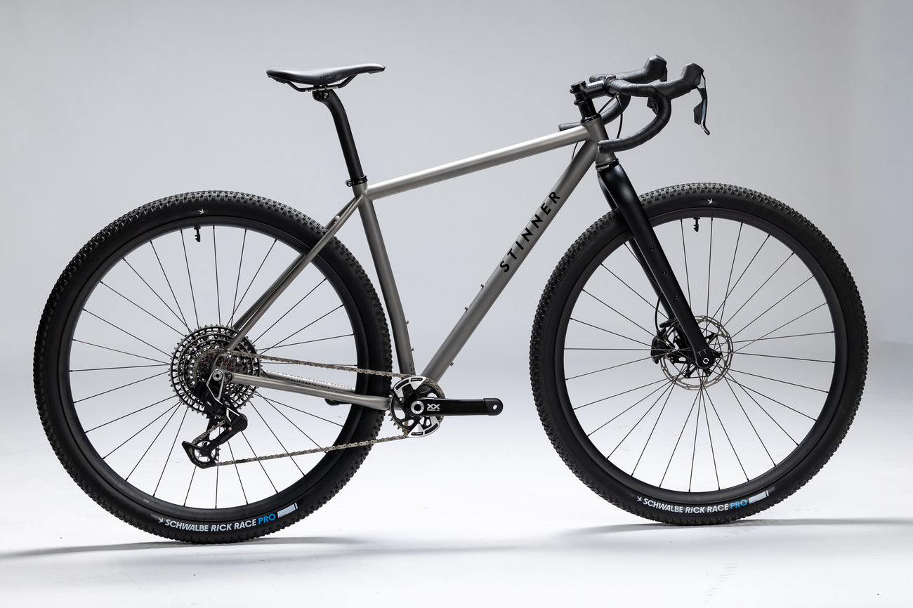 Stinner Refugio Podium Complete, Sram Rival/GX T-Type AXS, Black Logo 60