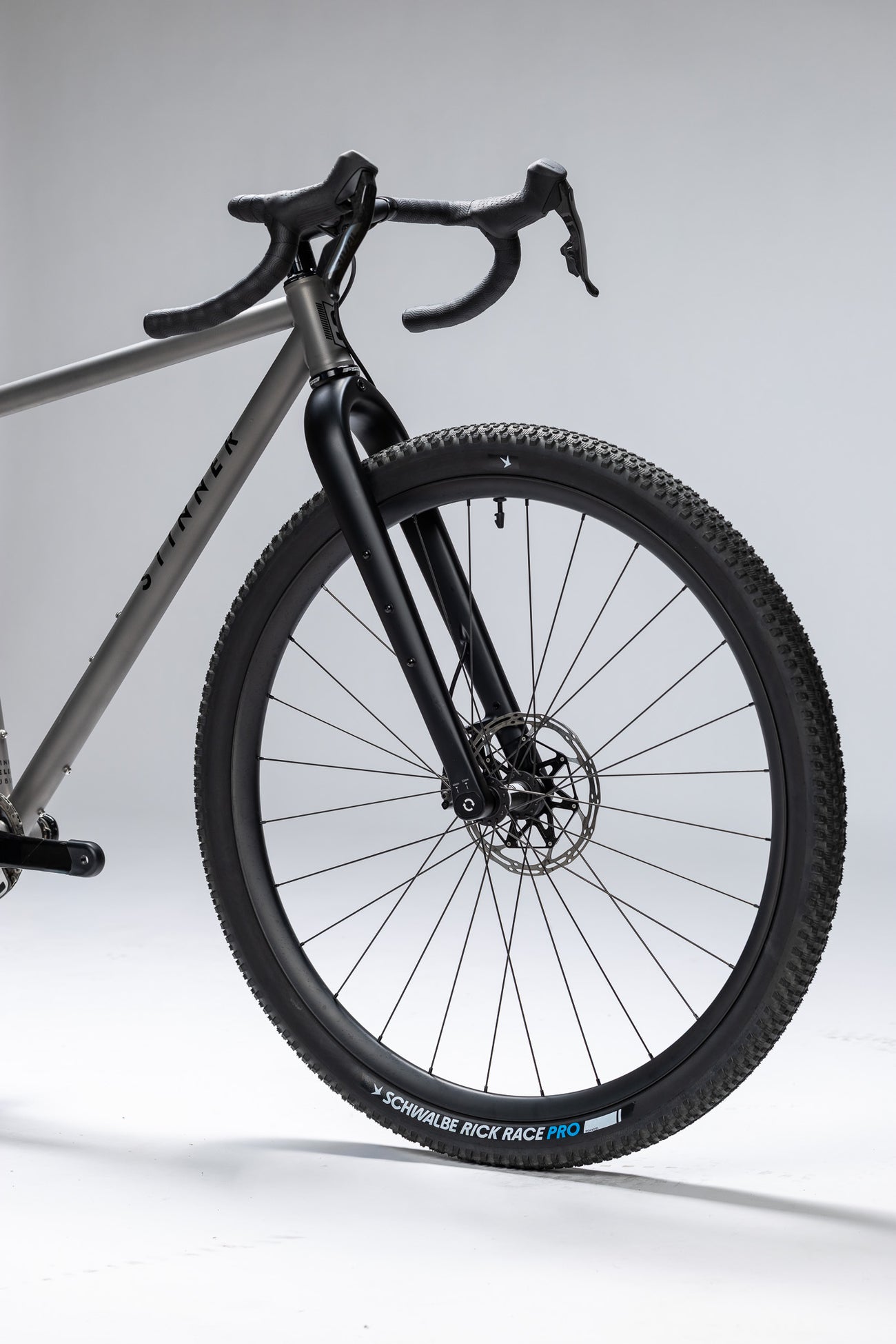 gravel bike stéphane Stinner Refugio Podium Complete, Sram Rival/GX T-Type AXS, Black Logo 60